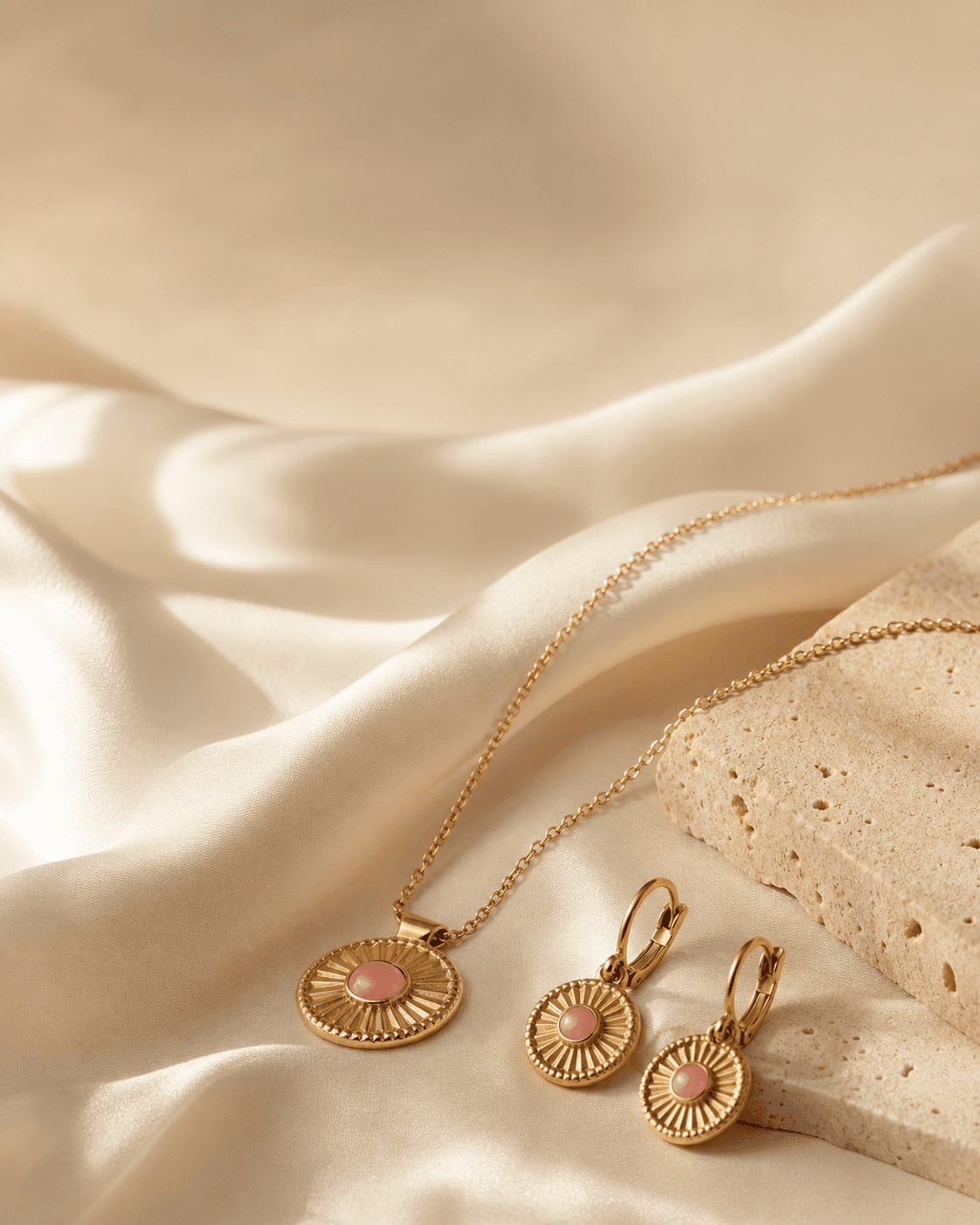 Collier et boucles dorés sur soie ivoire Emma Home Beauté